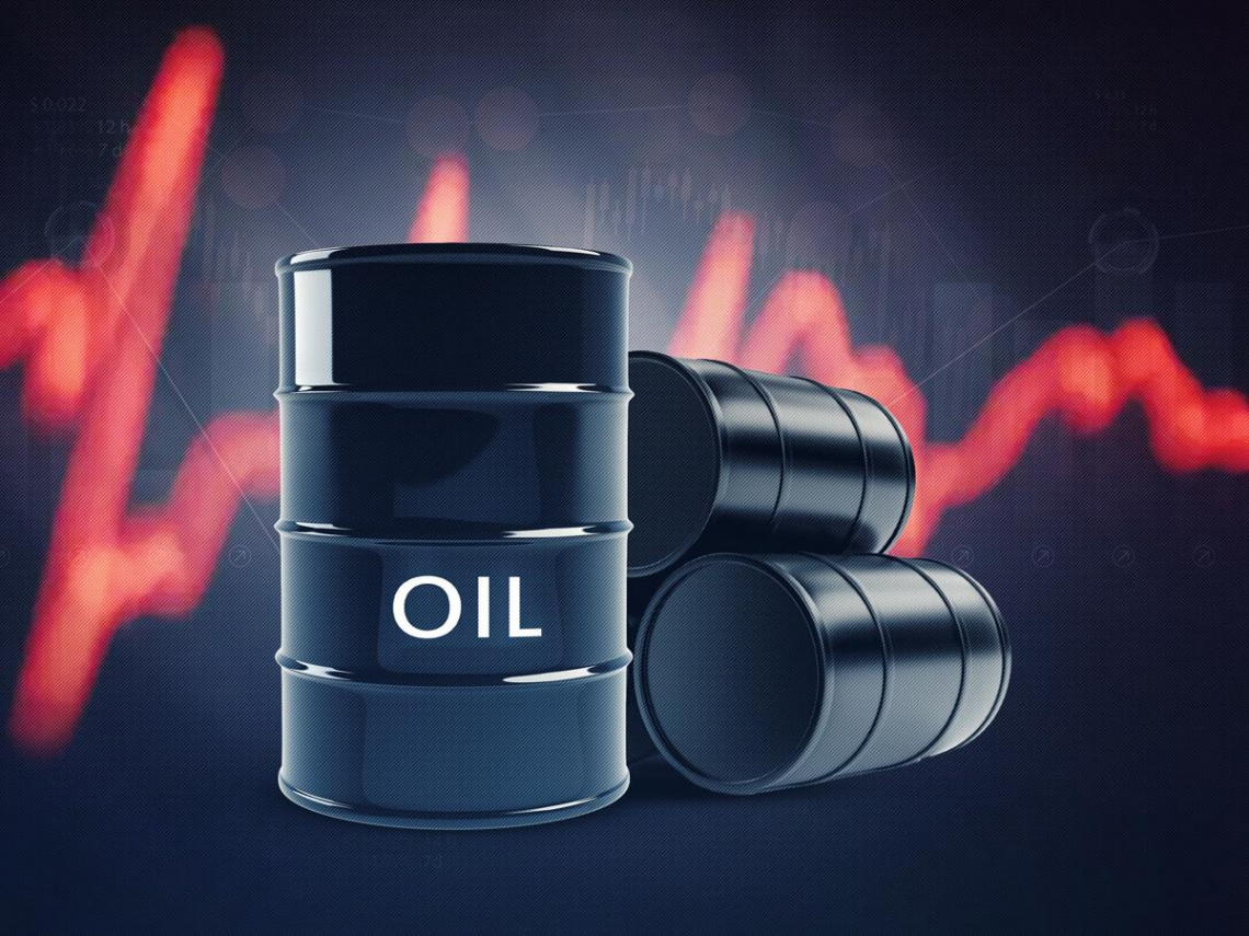 原油期货价格下跌的背后原因：市场情绪与全球供应过剩的分析，原油期货价格大幅下跌